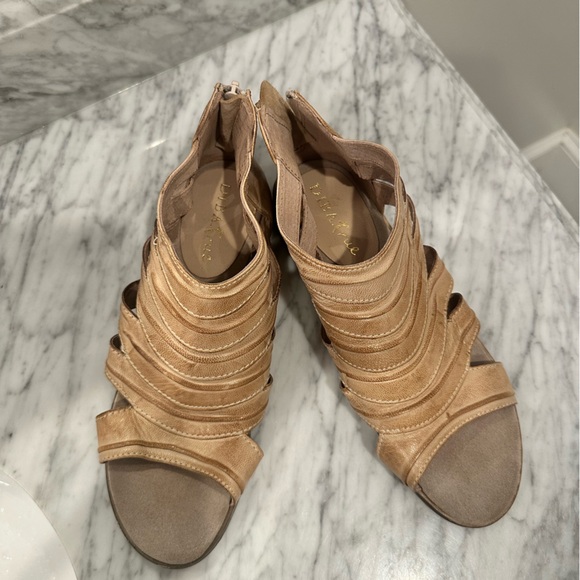 NWOT DibaTrue Gladiator Sandals - Picture 2 of 7